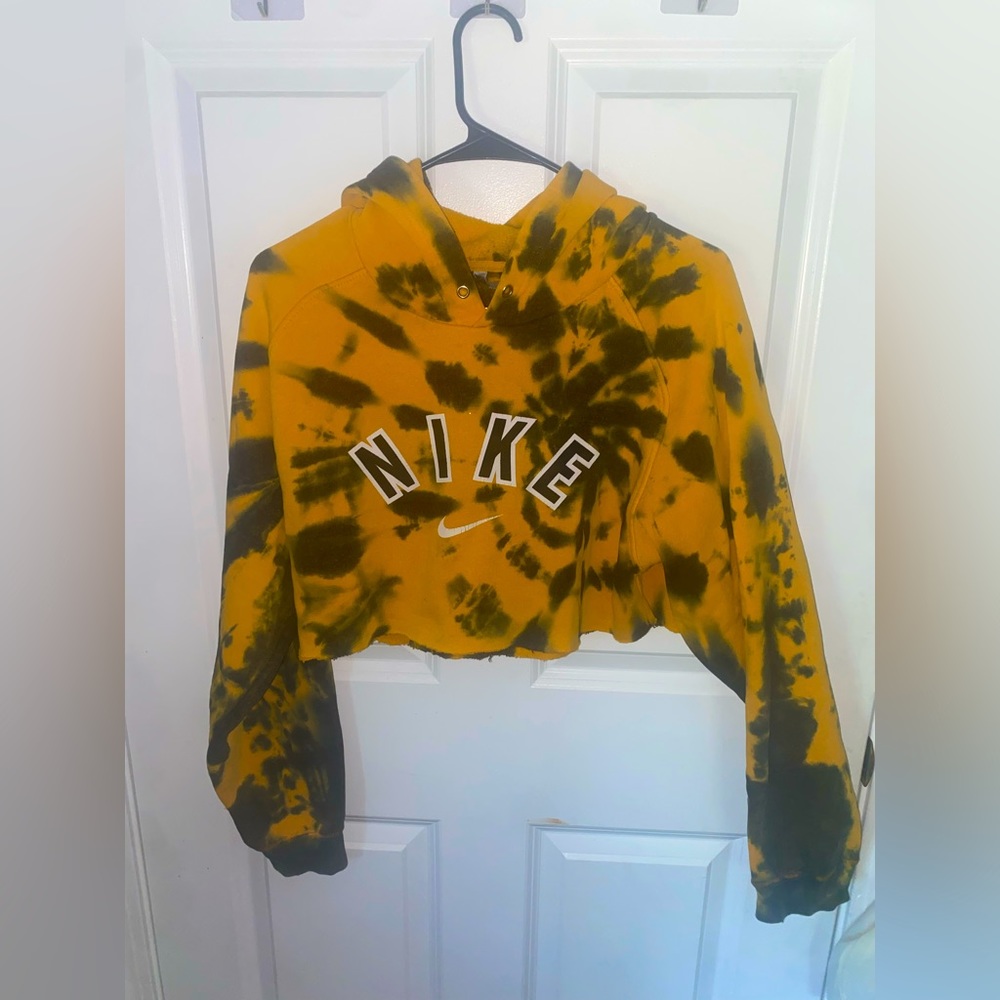 Cropped Tie-Dye Nike Sweatshirt